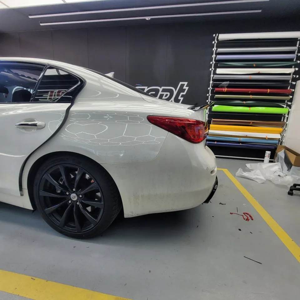 Infiniti Q50のカーラッピング事例|費用目安・仕上がり 施工写真 2-1