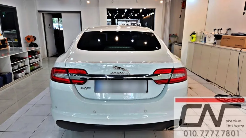 Jaguar XFのカーフィルム施工事例|費用目安・仕上がり 施工写真 2-1