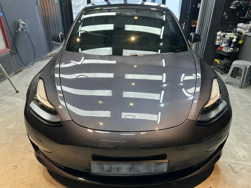 Tesla Model 3のガラスコーティング事例：韓国での施工と仕上がり 施工写真 2-1