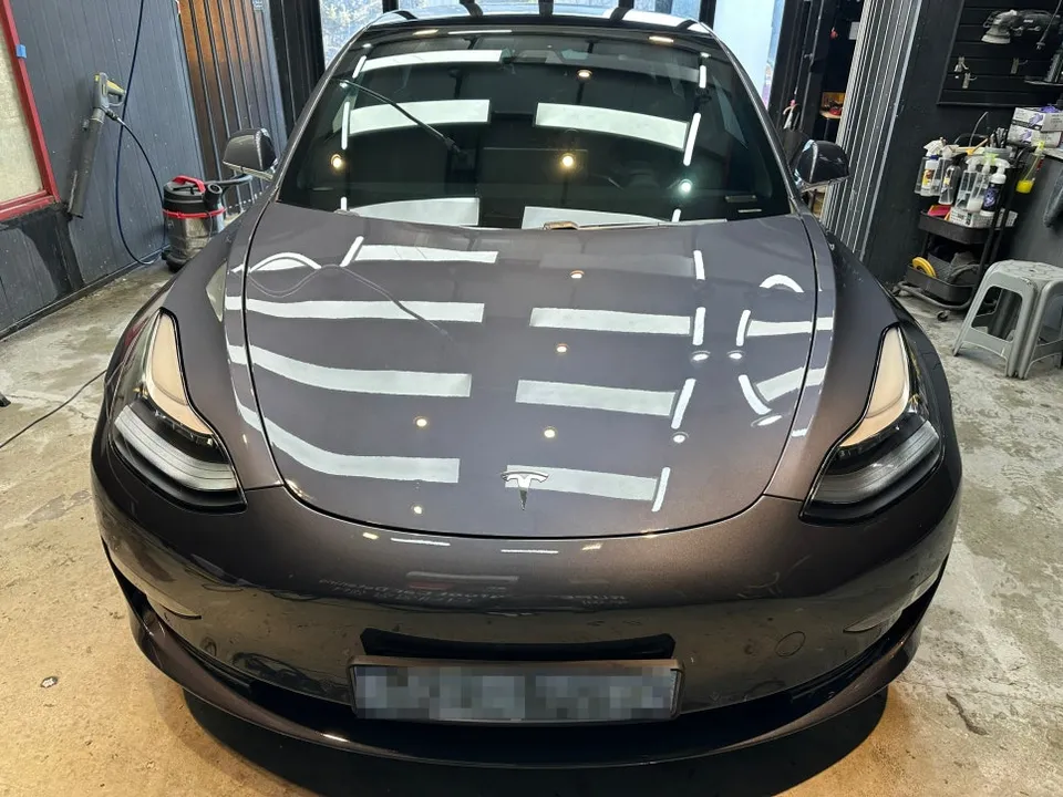 Tesla Model 3のガラスコーティング事例：韓国での施工と仕上がり 施工写真 2-3
