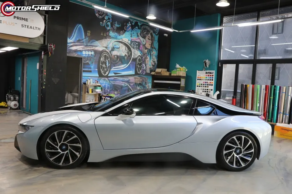 BMW i8のカーラッピング事例|3Mサテンプロージョンバニラ 施工写真 2-3