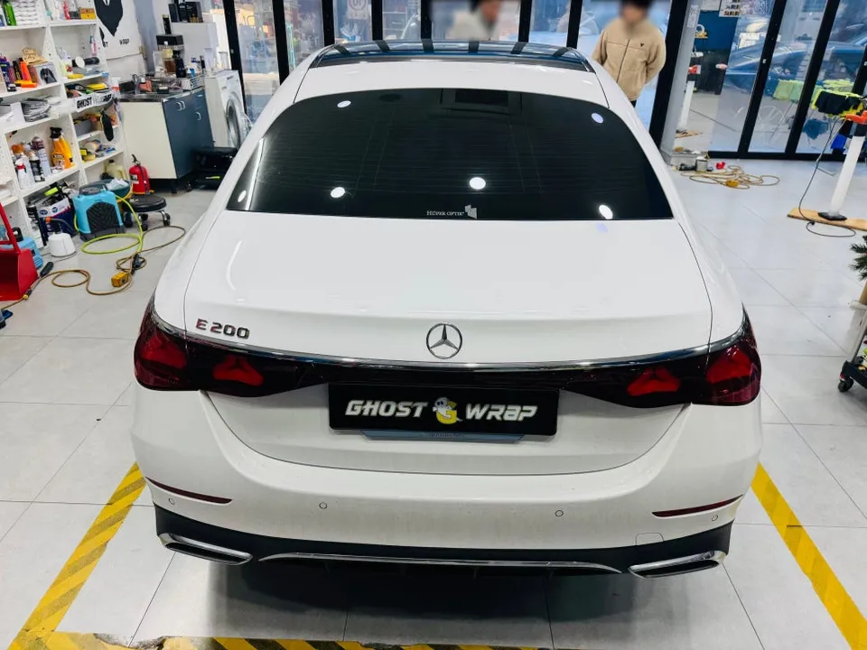 Mercedes-Benz E200のPPF施工事例|ルーフトップとヘッドライト 施工写真 1-2