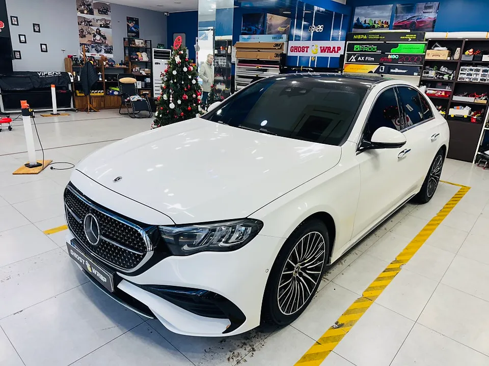 Mercedes-Benz E200のPPF施工事例|ルーフトップとヘッドライト 施工写真 1-3
