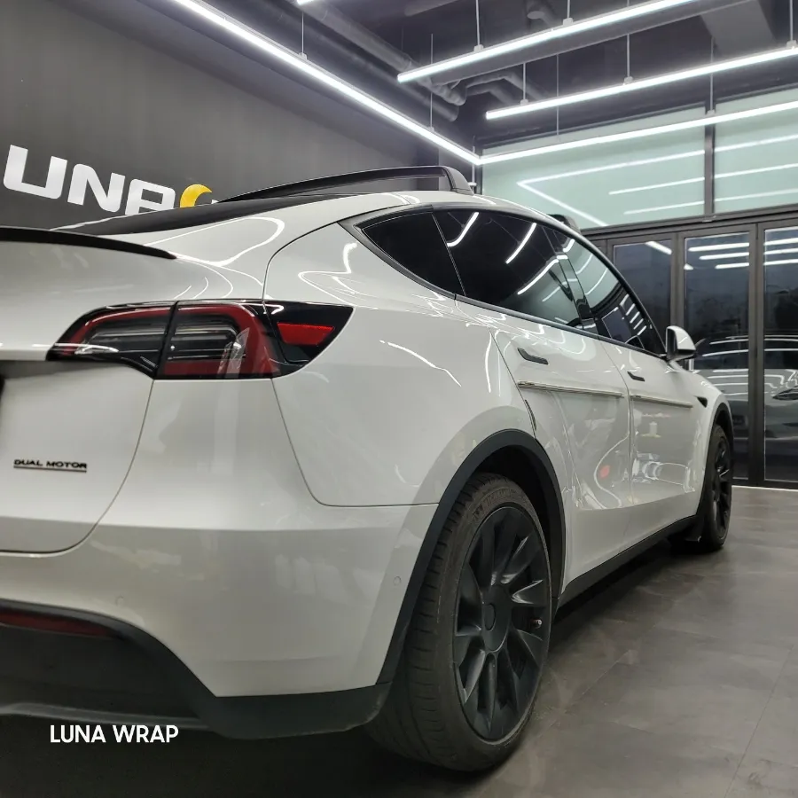 Tesla Model Yのカーラッピング事例|ナ尔多グレー 施工写真 1-2