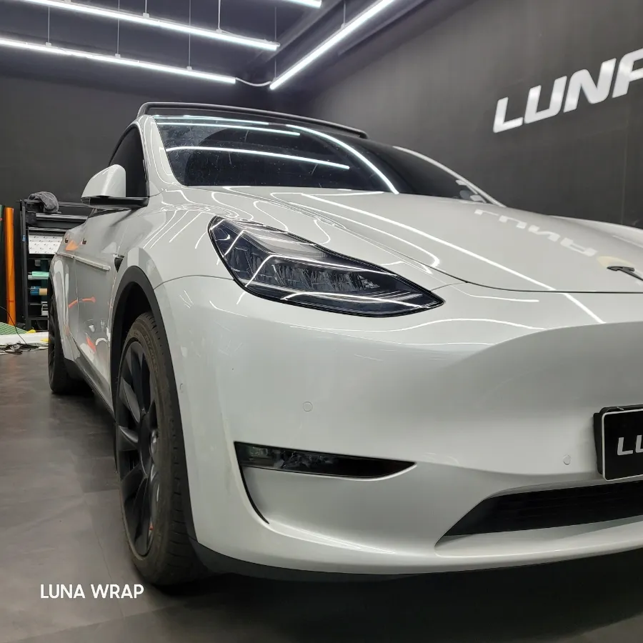 Tesla Model Yのカーラッピング事例|ナ尔多グレー 施工写真 2-2