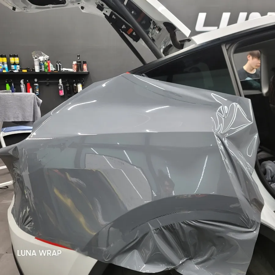 Tesla Model Yのカーラッピング事例|ナ尔多グレー 施工写真 3-2