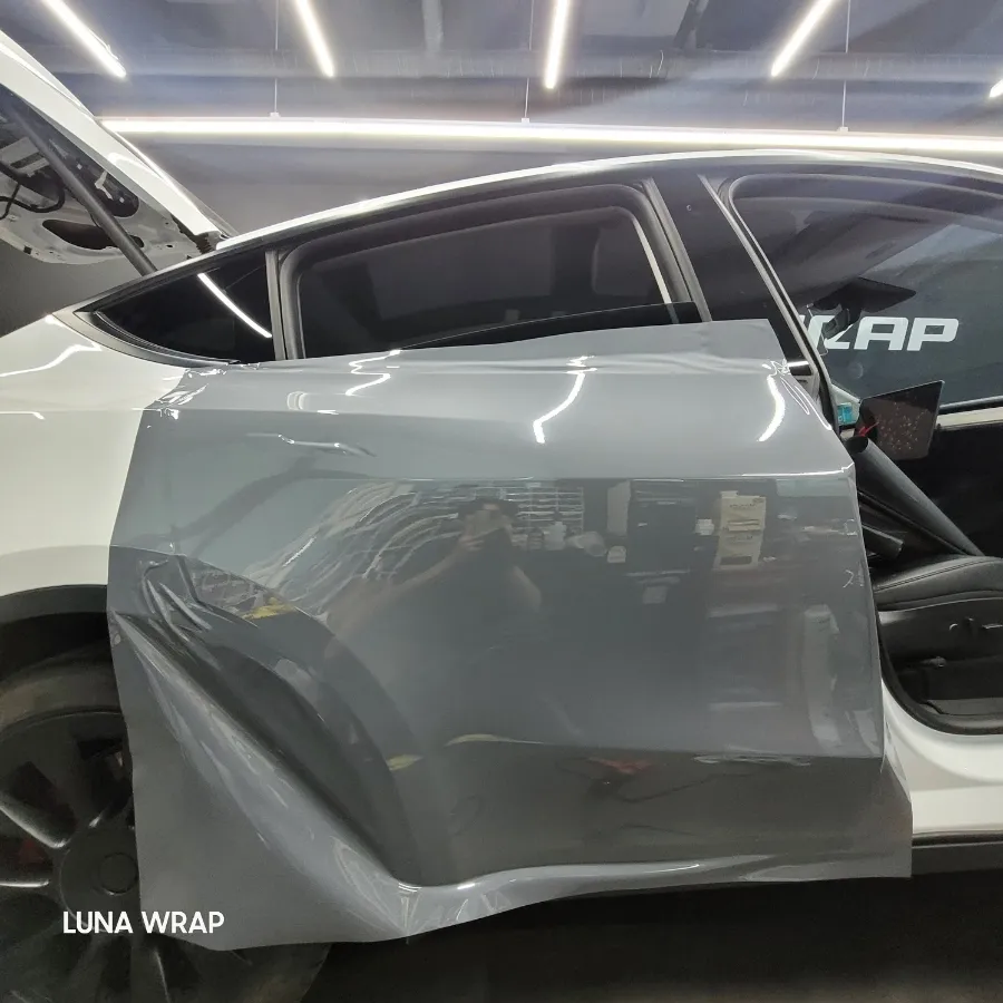 Tesla Model Yのカーラッピング事例|ナ尔多グレー 施工写真 1-3