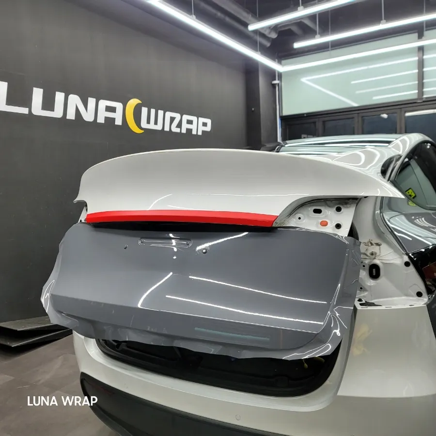 Tesla Model Yのカーラッピング事例|ナ尔多グレー 施工写真 2-3