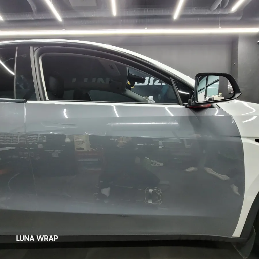 Tesla Model Yのカーラッピング事例|ナ尔多グレー 施工写真 3-3
