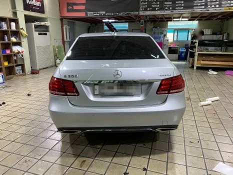 Mercedes-Benz Eクラスのカーラッピング事例:サテンブラックの仕上がり 施工写真 2-1