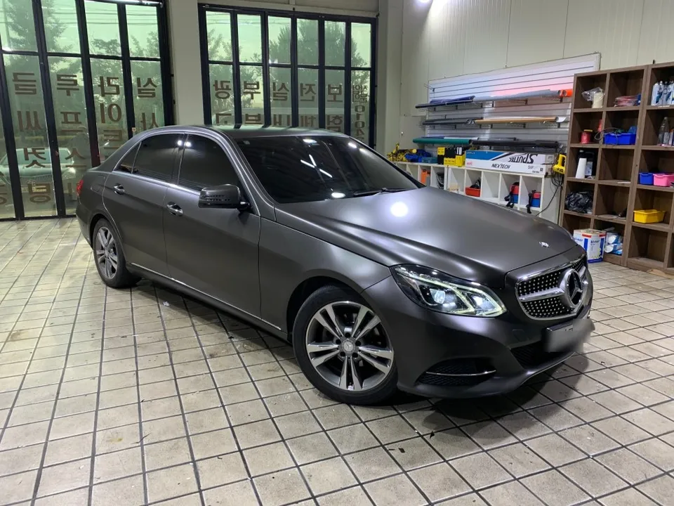 Mercedes-Benz Eクラスのカーラッピング事例:サテンブラックの仕上がり 施工写真 4-1
