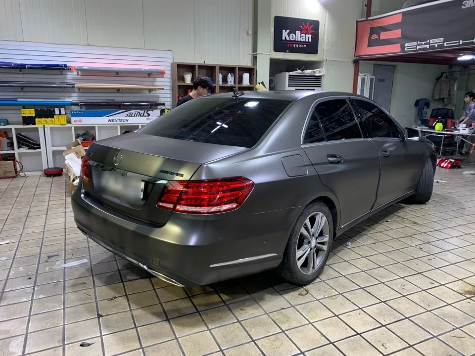 Mercedes-Benz Eクラスのカーラッピング事例:サテンブラックの仕上がり 施工写真 1-2
