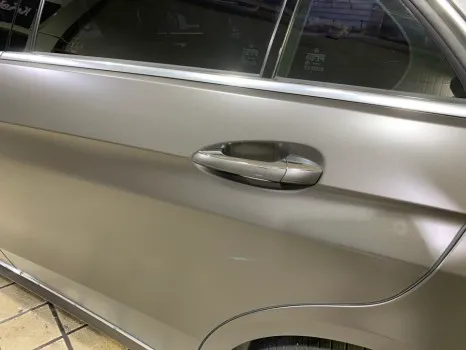 Mercedes-Benz Eクラスのカーラッピング事例:サテンブラックの仕上がり 施工写真 4-2