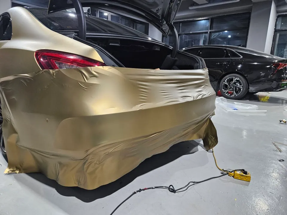 Mercedes-Benz CLS63 AMGのカーラッピング事例:サテンシャンパンゴールド 施工写真 2-2