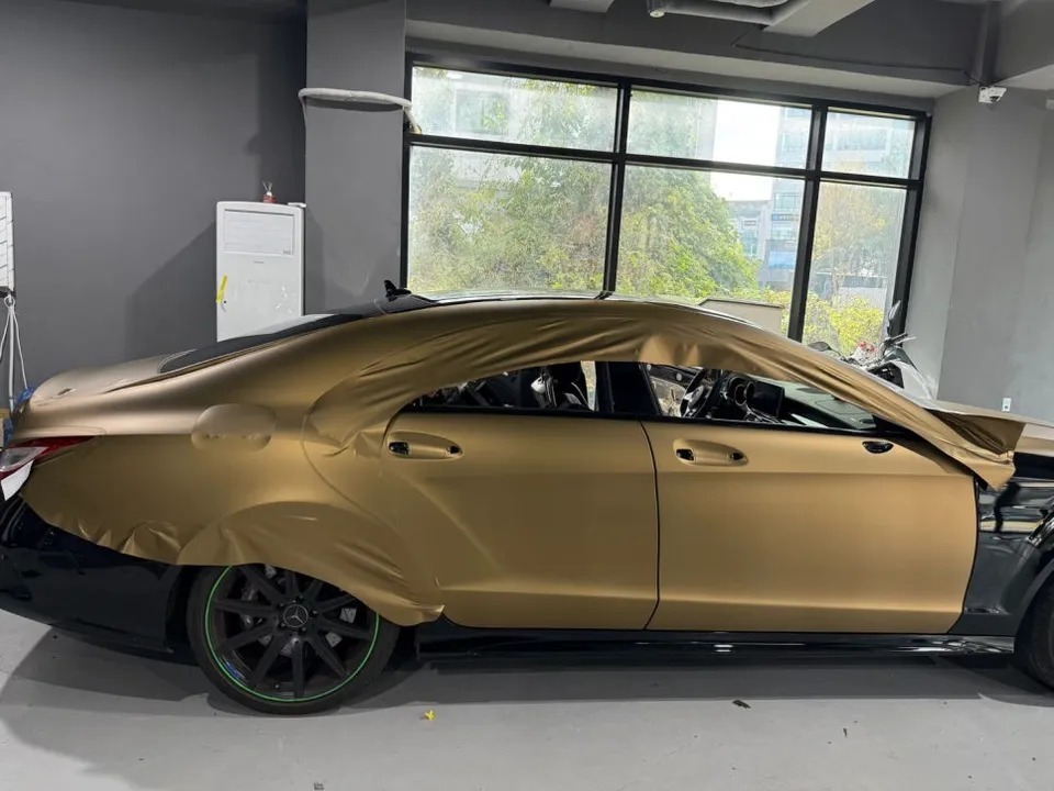 Mercedes-Benz CLS63 AMGのカーラッピング事例:サテンシャンパンゴールド 施工写真 1-3