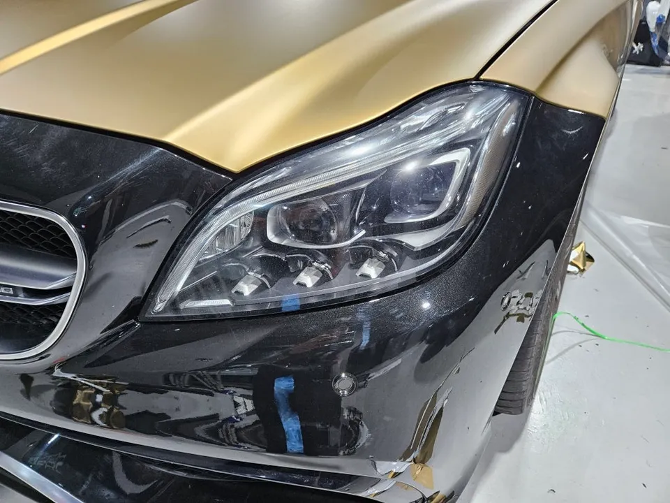 Mercedes-Benz CLS63 AMGのカーラッピング事例:サテンシャンパンゴールド 施工写真 2-3