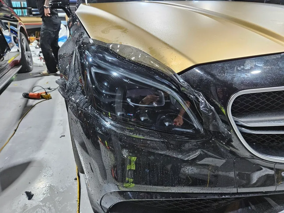 Mercedes-Benz CLS63 AMGのカーラッピング事例:サテンシャンパンゴールド 施工写真 3-3