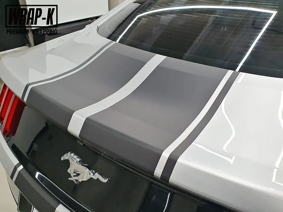 Ford Mustangのカーラッピング事例|バイパーラインで個性を演出 施工写真 1-3