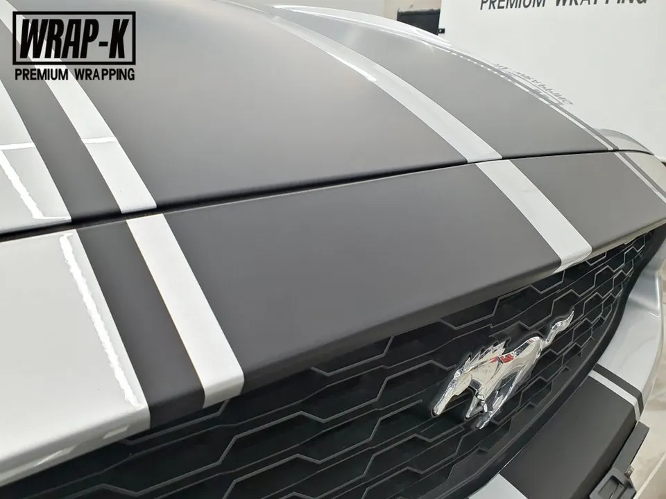 Ford Mustangのカーラッピング事例|バイパーラインで個性を演出 施工写真 2-3