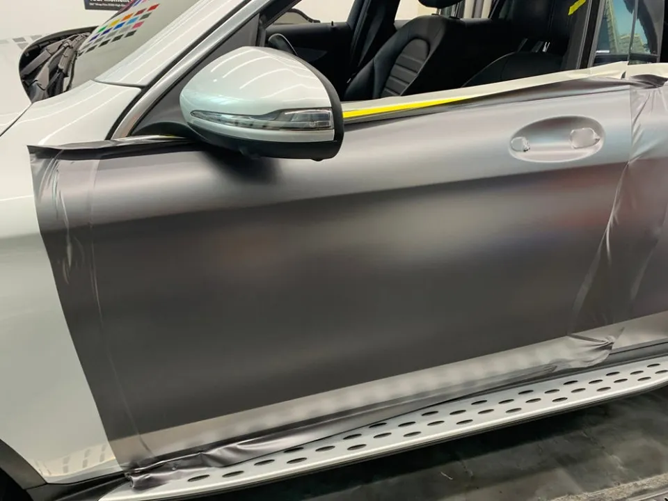 Mercedes-Benz GLCのカーラッピング事例:3Mサテンダークグレー 施工写真 2-1