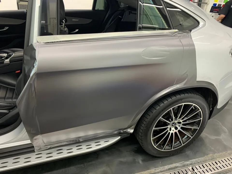 Mercedes-Benz GLCのカーラッピング事例:3Mサテンダークグレー 施工写真 3-1