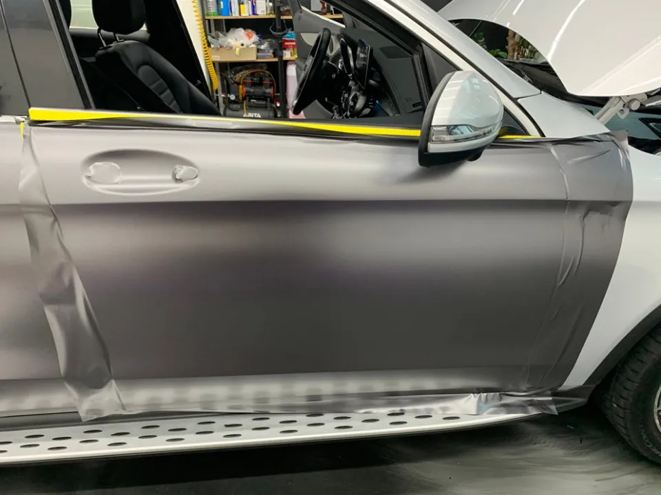 Mercedes-Benz GLCのカーラッピング事例:3Mサテンダークグレー 施工写真 2-2