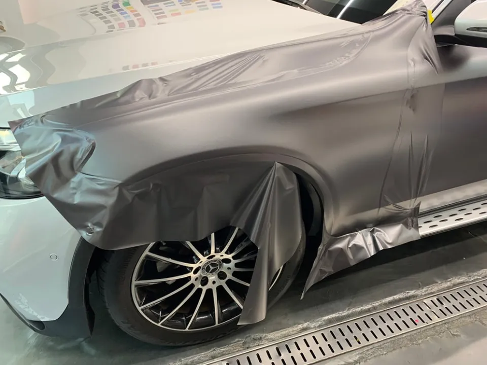Mercedes-Benz GLCのカーラッピング事例:3Mサテンダークグレー 施工写真 3-2