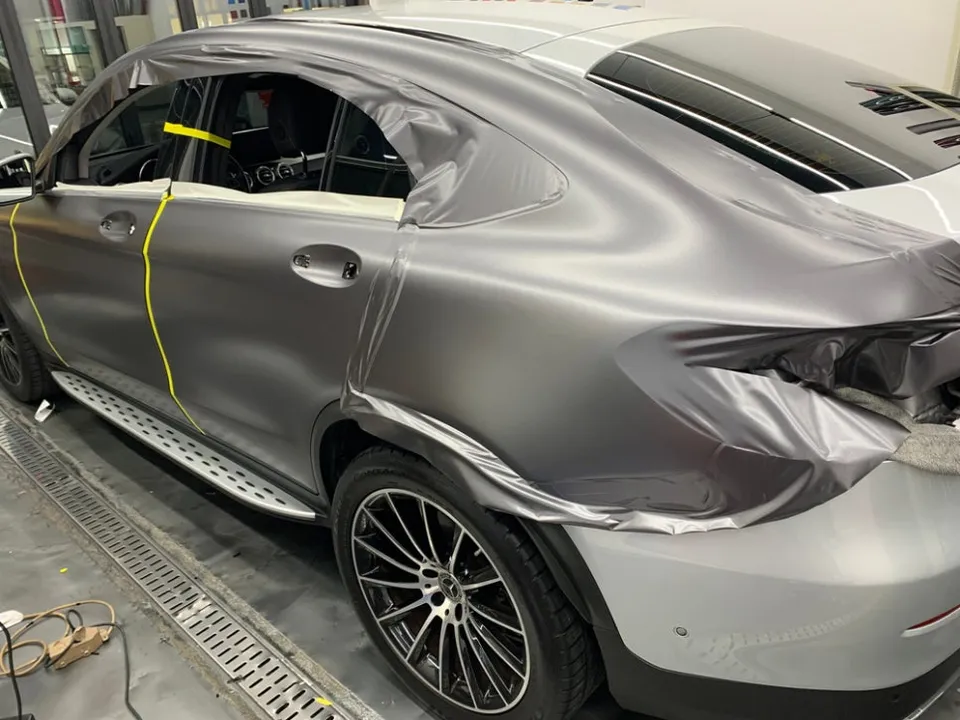 Mercedes-Benz GLCのカーラッピング事例:3Mサテンダークグレー 施工写真 1-3