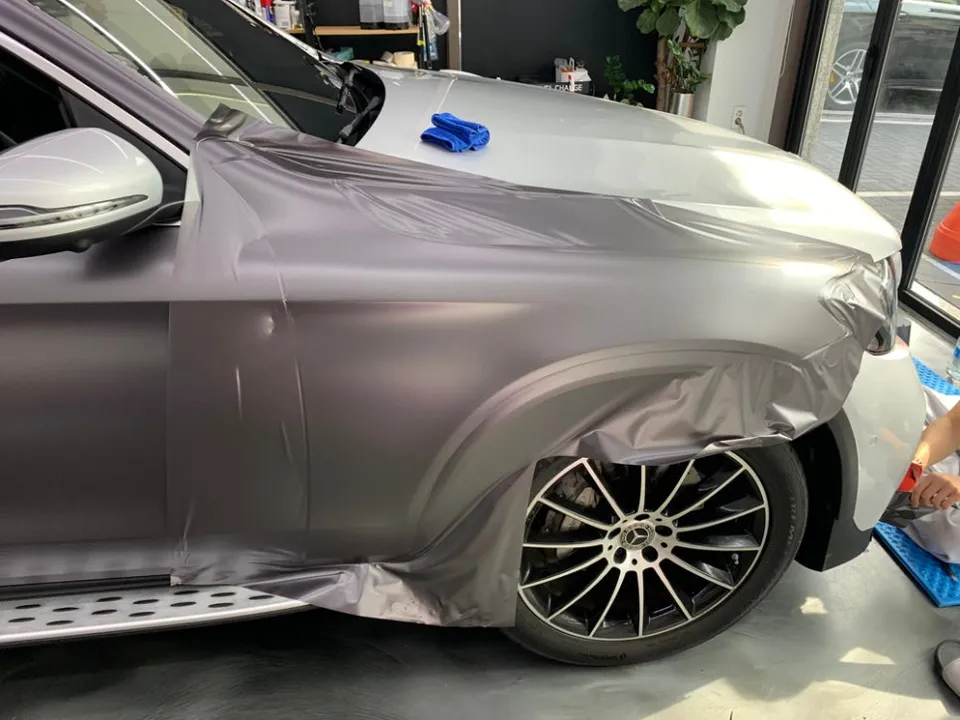 Mercedes-Benz GLCのカーラッピング事例:3Mサテンダークグレー 施工写真 3-3