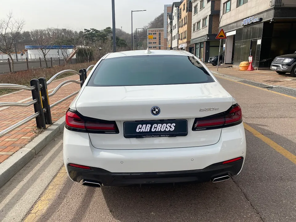 BMW 5 Series G30 カーラッピング事例:クロームモールをブラック化 施工写真 3-1