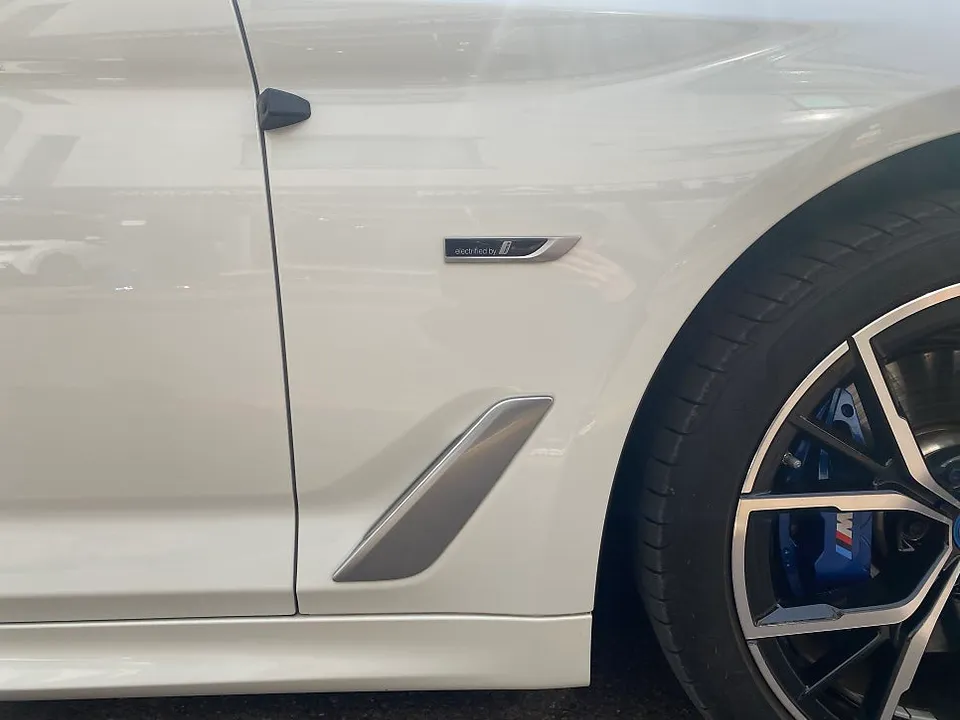 BMW 5 Series G30 カーラッピング事例:クロームモールをブラック化 施工写真 2-2