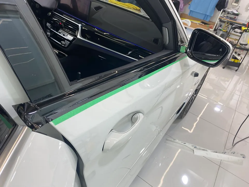 BMW 5 Series G30 カーラッピング事例:クロームモールをブラック化 施工写真 1-3