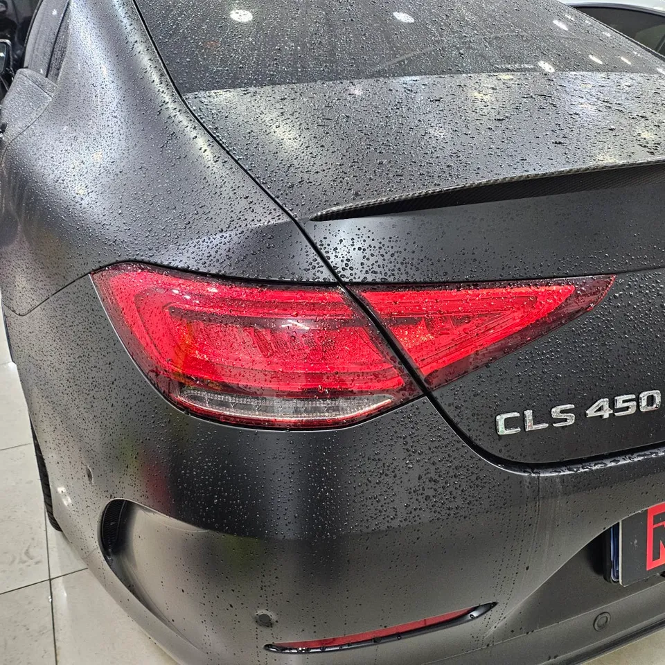 メルセデス・ベンツ CLS 450のカーラッピング事例:サテンブラックとPPF 施工写真 2-3