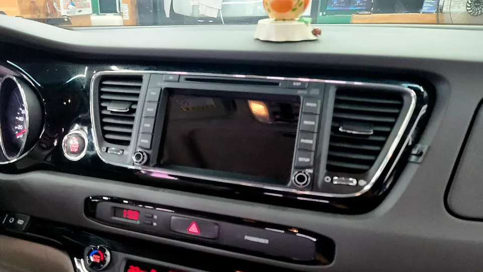 Kia Carnival YPのAndroid Auto・CarPlay取付事例 施工写真 3
