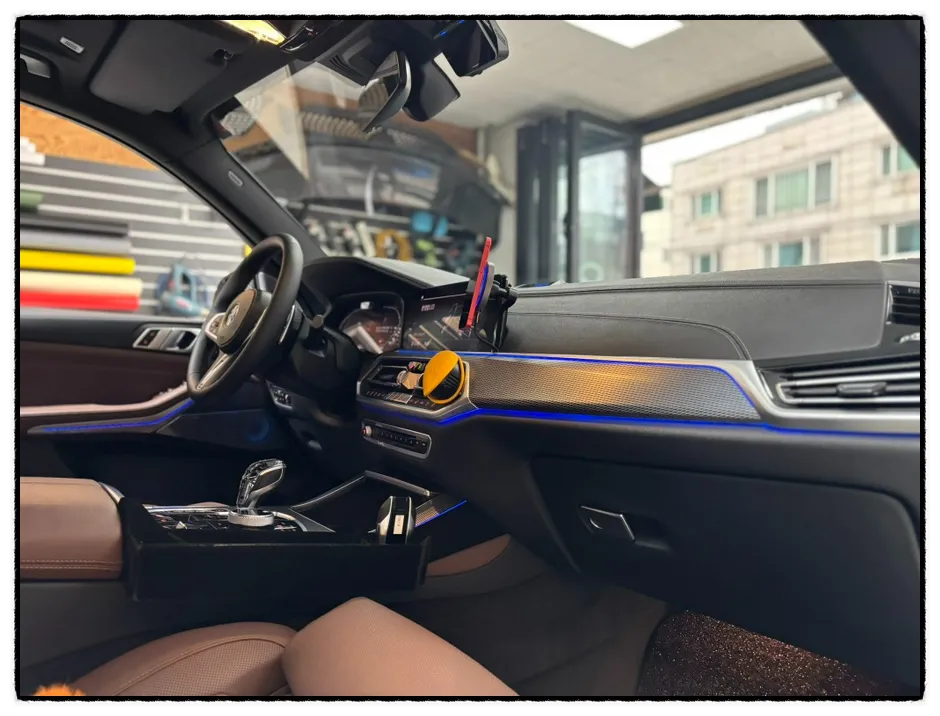 BMW X5のカーラッピング事例|クロームモールをブラック化 施工写真 2-1
