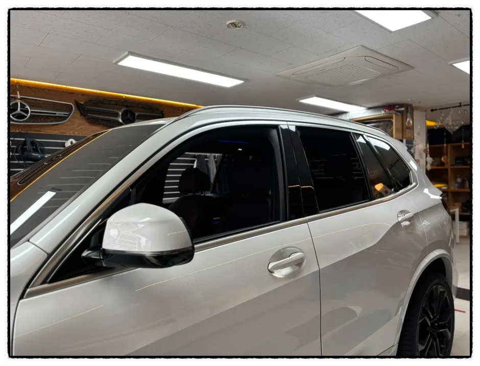 BMW X5のカーラッピング事例|クロームモールをブラック化 施工写真 3-1