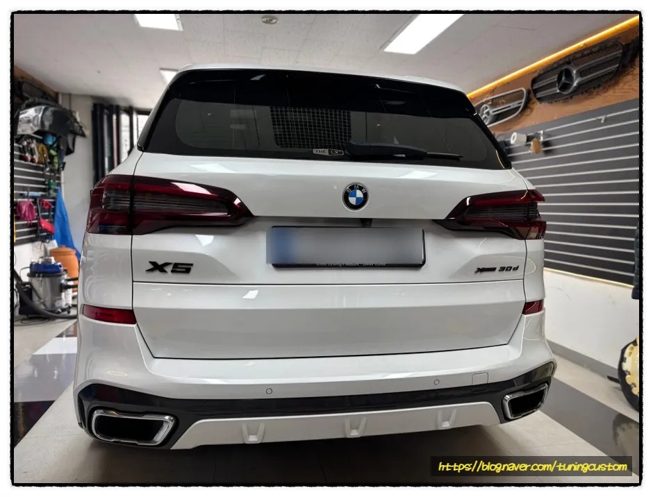 BMW X5のカーラッピング事例|クロームモールをブラック化 施工写真 1-3