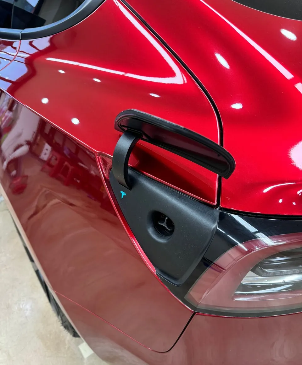 Tesla Model 3のカーラッピング事例:夜焚火レッドの変貌 施工写真 1-2