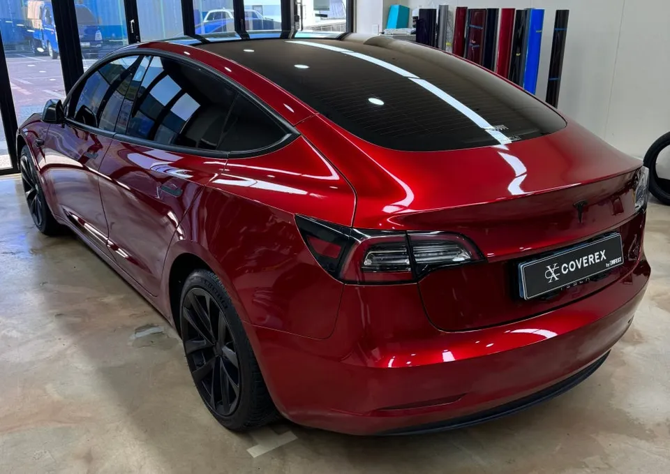 Tesla Model 3のカーラッピング事例:夜焚火レッドの変貌 施工写真 2-2