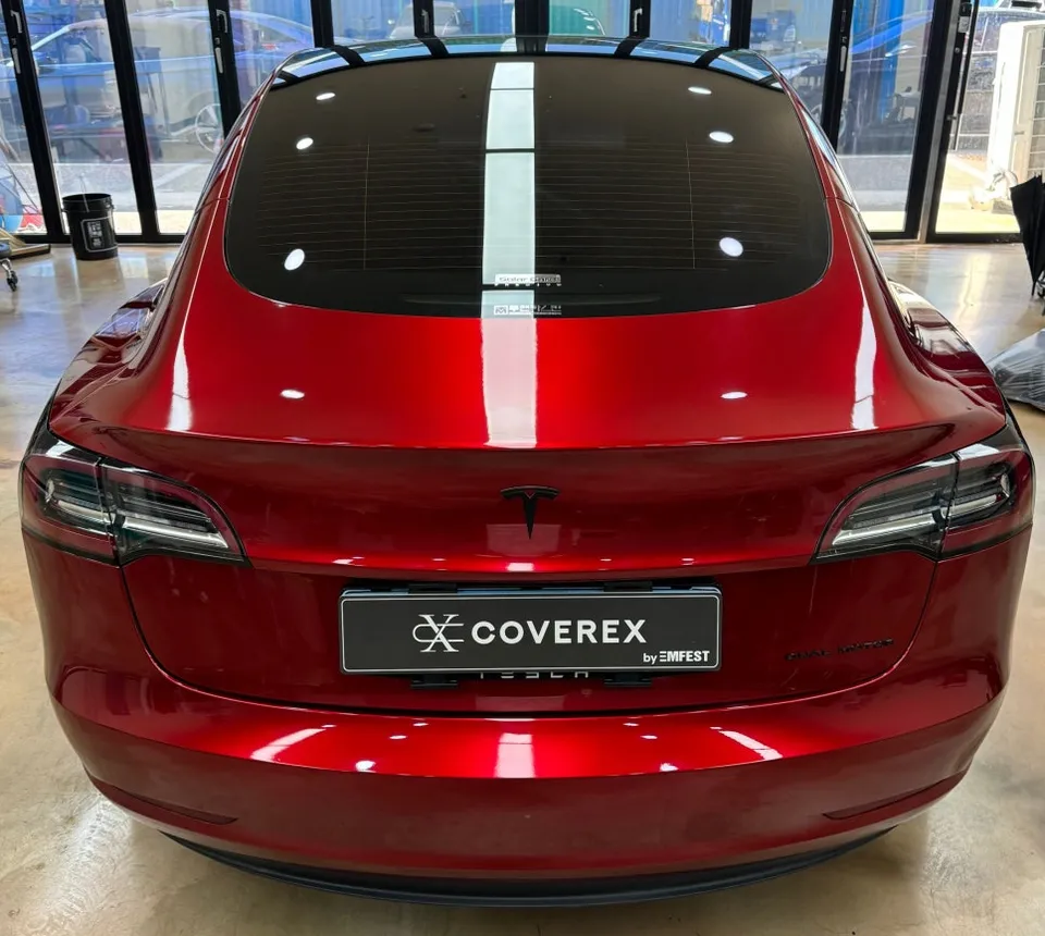 Tesla Model 3のカーラッピング事例:夜焚火レッドの変貌 施工写真 3-2
