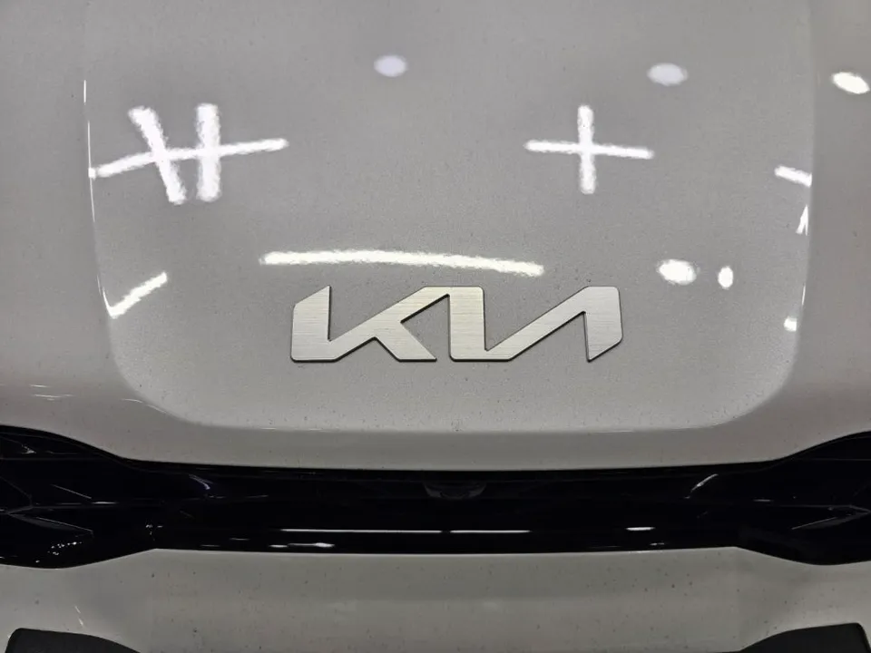 Kia K5のカーラッピング事例|エンブレム・給油口のカスタム 施工写真 2-2