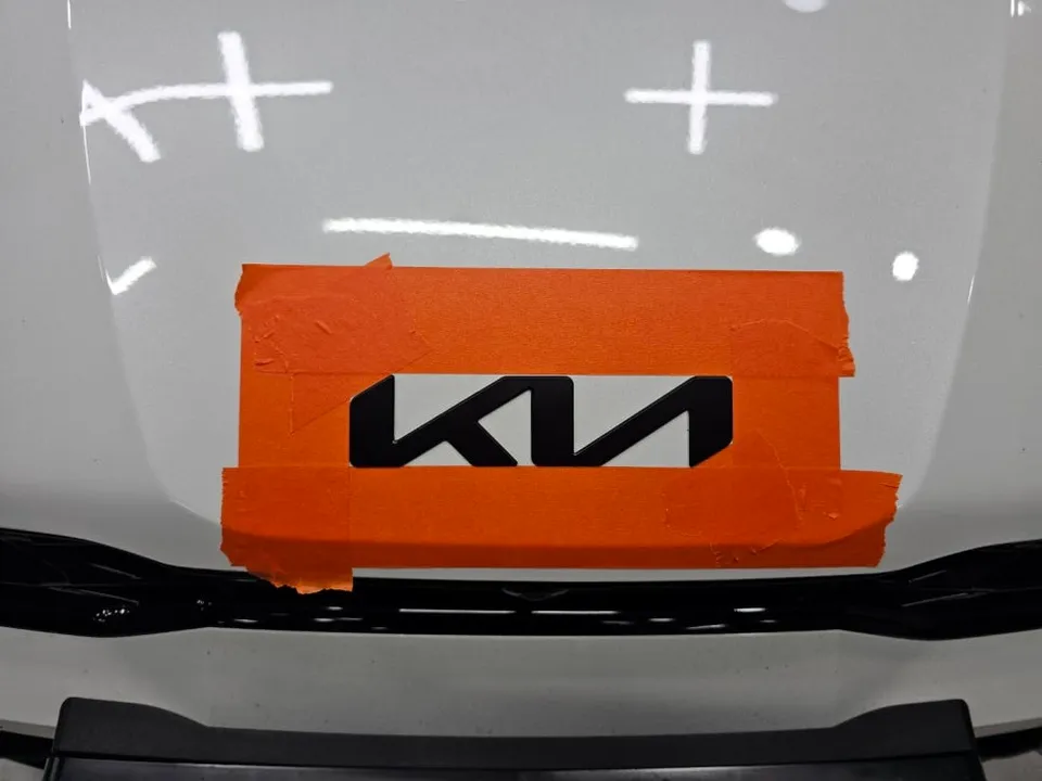 Kia K5のカーラッピング事例|エンブレム・給油口のカスタム 施工写真 2-3