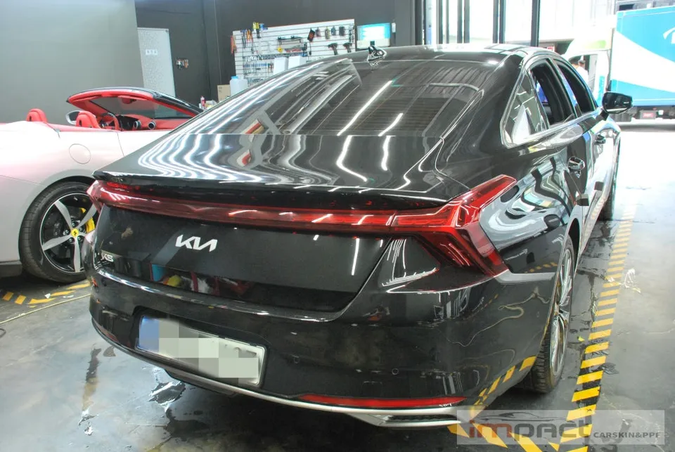 Kia K8のカーラッピング事例|クローム除去で洗練された印象に 施工写真 2-1