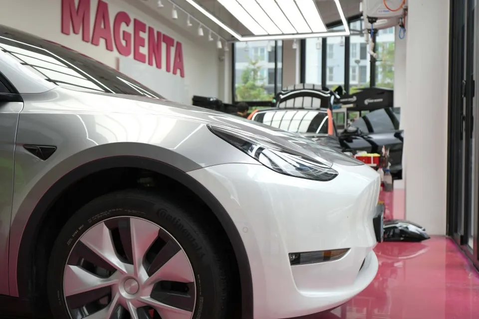 Tesla Model Yのカーラッピング事例|ポルシェ風シルバー 施工写真 3-2