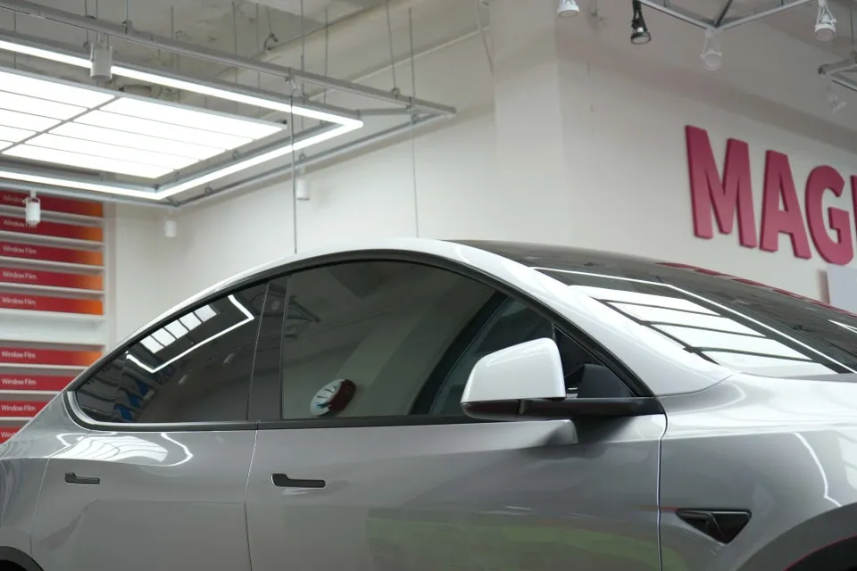 Tesla Model Yのカーラッピング事例|ポルシェ風シルバー 施工写真 1-3