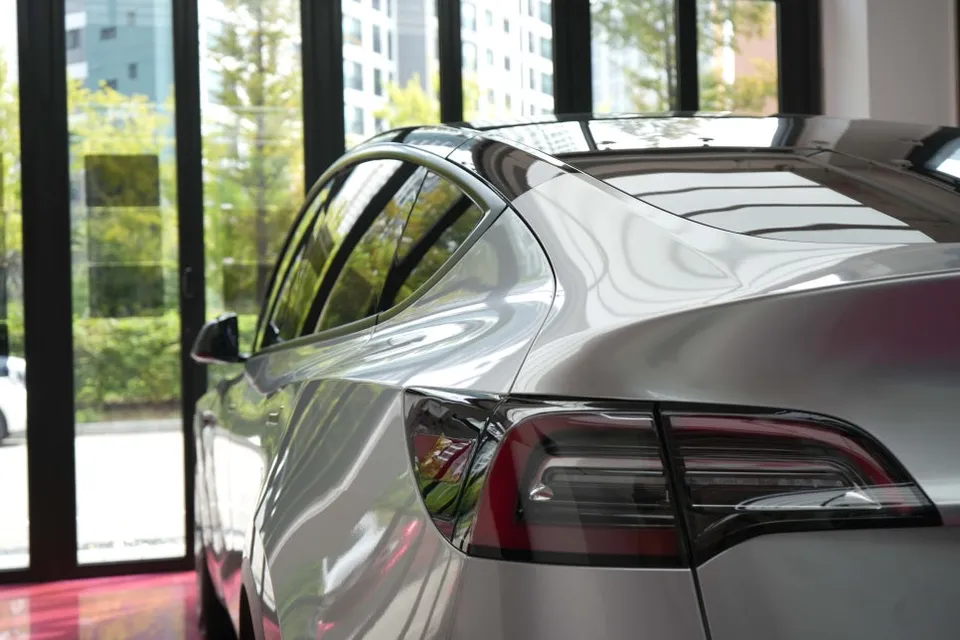 Tesla Model Yのカーラッピング事例|ポルシェ風シルバー 施工写真 2-3