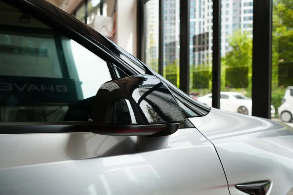 Tesla Model Yのカーラッピング事例|ポルシェ風シルバー 施工写真 3-3