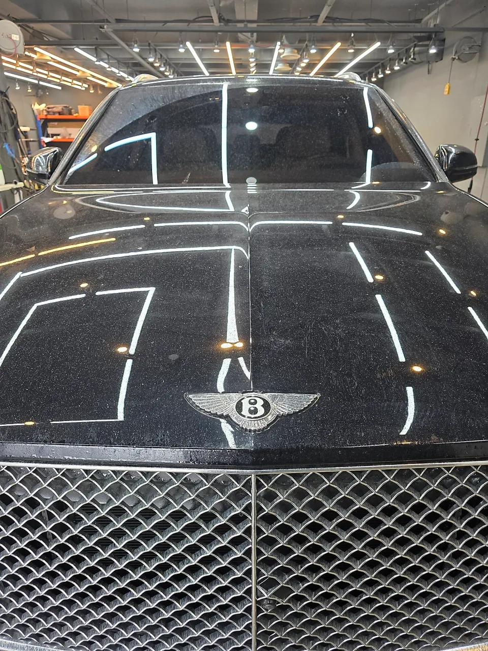 Bentley Bentaygaのガラスコーティング事例|韓国での施工 施工写真 2-1