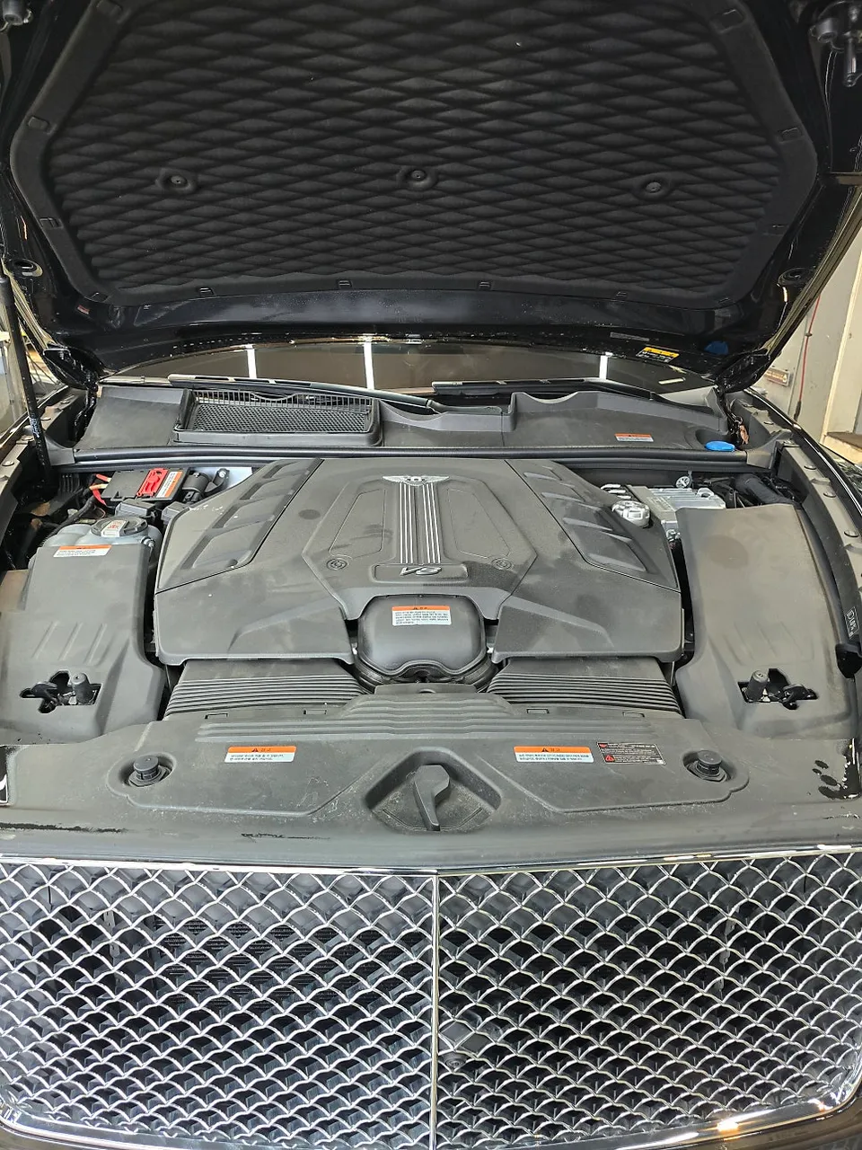 Bentley Bentaygaのガラスコーティング事例|韓国での施工 施工写真 1-2