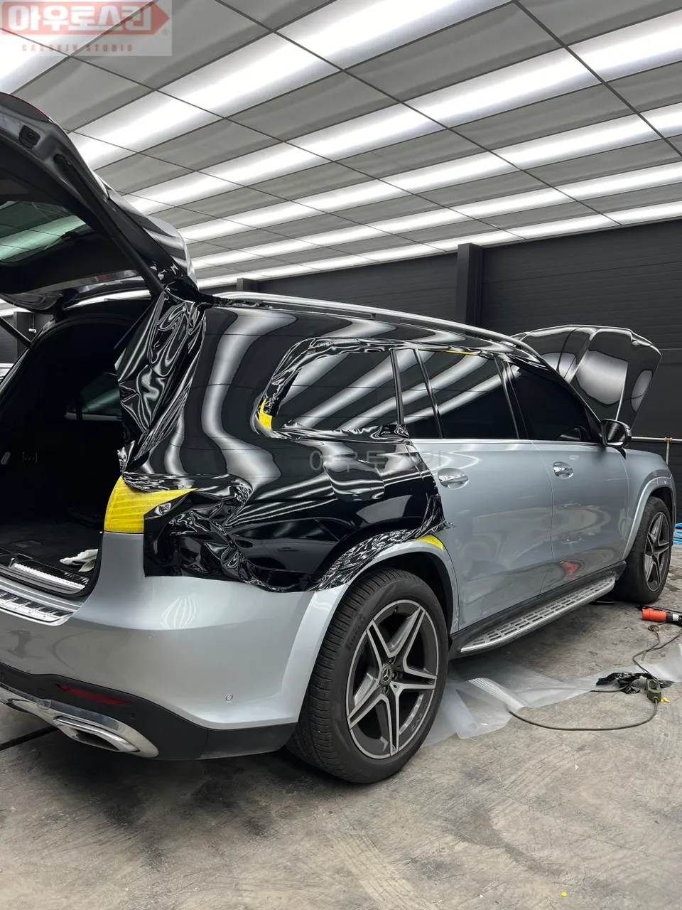 Mercedes-Benz GLSのカーラッピング事例｜ピアノブラック 施工写真 3-1
